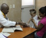 El doctor Jesús Renó durante una consulta. Foto: Ladyrene Pérez/Cubadebate.